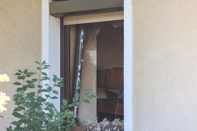 Drei Feuerwehren bei Zimmerbrand in einem Wohnhaus in Neukirchen am Walde im Einsatz