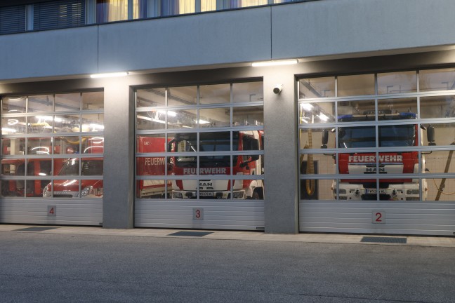 Hund in Schacht gest�rzt: Feuerwehr bei Tierettung in Thalheim bei Wels im Einsatz