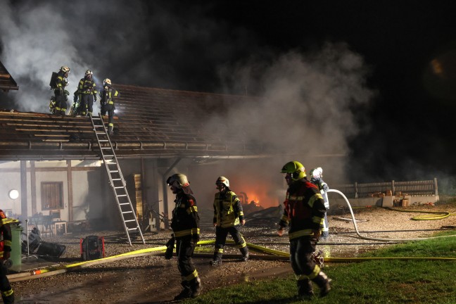 Garage in Vollbrand: Neun Feuerwehren bei Fahrzeug- und Geb�udebrand in Kirchham im Einsatz