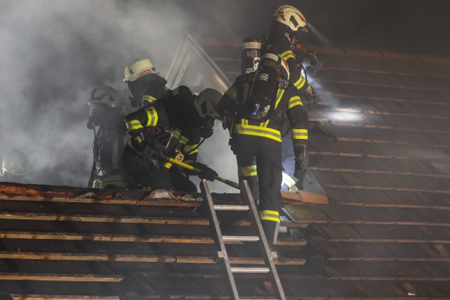 Garage in Vollbrand: Neun Feuerwehren bei Fahrzeug- und Geb�udebrand in Kirchham im Einsatz
