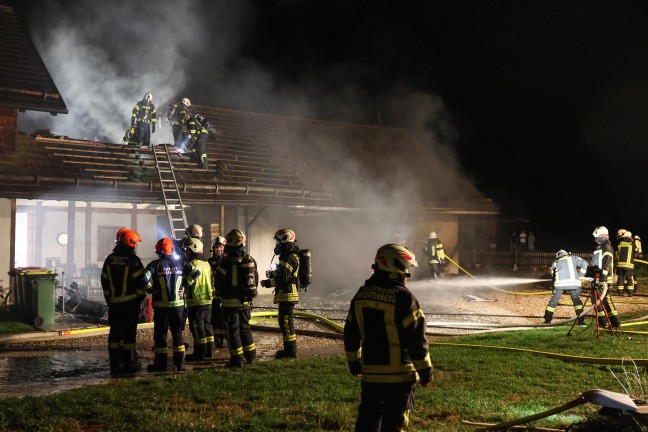 Garage in Vollbrand: Neun Feuerwehren bei Fahrzeug- und Geb�udebrand in Kirchham im Einsatz