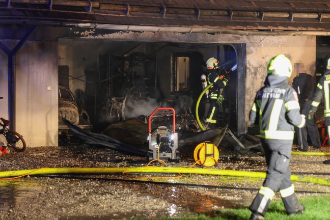 Garage in Vollbrand: Neun Feuerwehren bei Fahrzeug- und Geb�udebrand in Kirchham im Einsatz