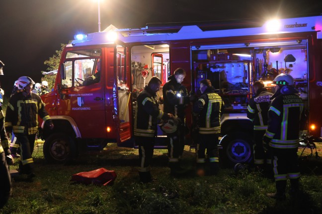 Garage in Vollbrand: Neun Feuerwehren bei Fahrzeug- und Geb�udebrand in Kirchham im Einsatz