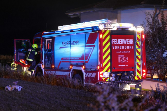 Garage in Vollbrand: Neun Feuerwehren bei Fahrzeug- und Geb�udebrand in Kirchham im Einsatz