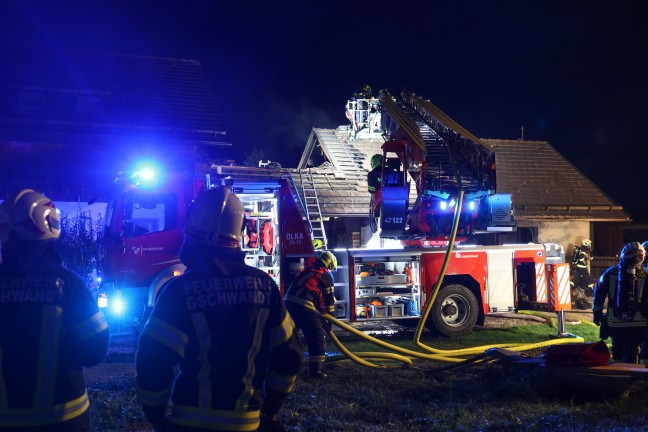 Garage in Vollbrand: Neun Feuerwehren bei Fahrzeug- und Geb�udebrand in Kirchham im Einsatz