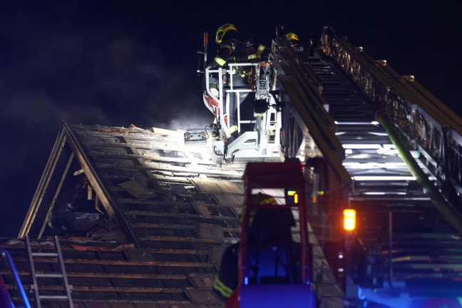 Garage in Vollbrand: Neun Feuerwehren bei Fahrzeug- und Geb�udebrand in Kirchham im Einsatz