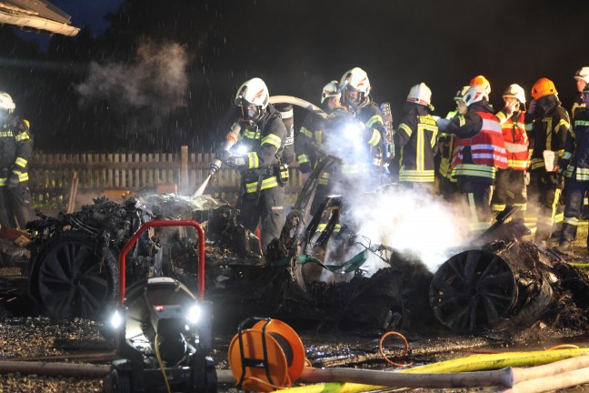 Garage in Vollbrand: Neun Feuerwehren bei Fahrzeug- und Geb�udebrand in Kirchham im Einsatz