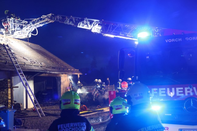Garage in Vollbrand: Neun Feuerwehren bei Fahrzeug- und Geb�udebrand in Kirchham im Einsatz