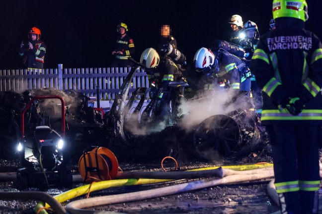 Garage in Vollbrand: Neun Feuerwehren bei Fahrzeug- und Geb�udebrand in Kirchham im Einsatz