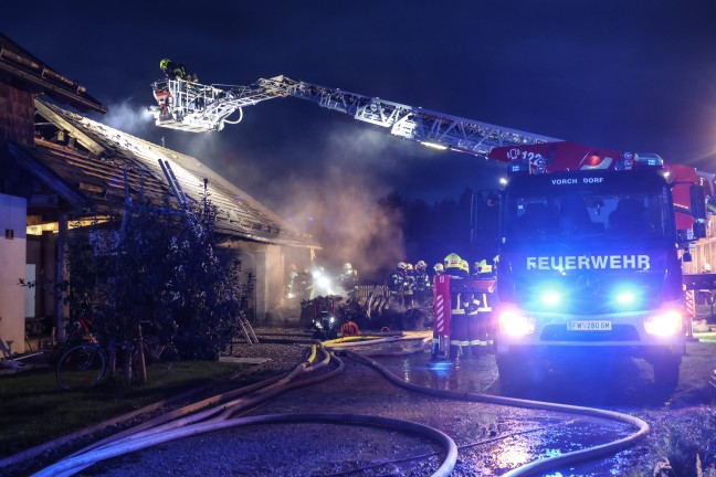 Garage in Vollbrand: Neun Feuerwehren bei Fahrzeug- und Geb�udebrand in Kirchham im Einsatz