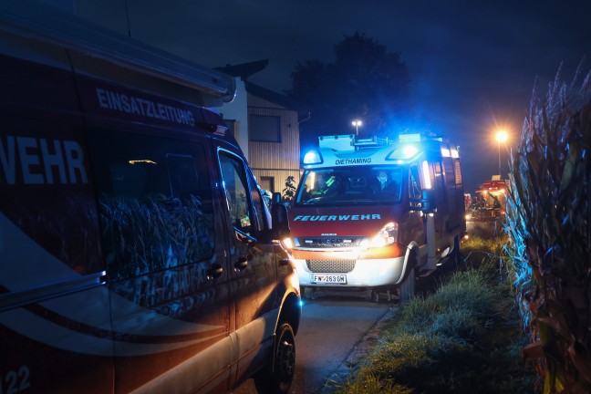 Garage in Vollbrand: Neun Feuerwehren bei Fahrzeug- und Geb�udebrand in Kirchham im Einsatz