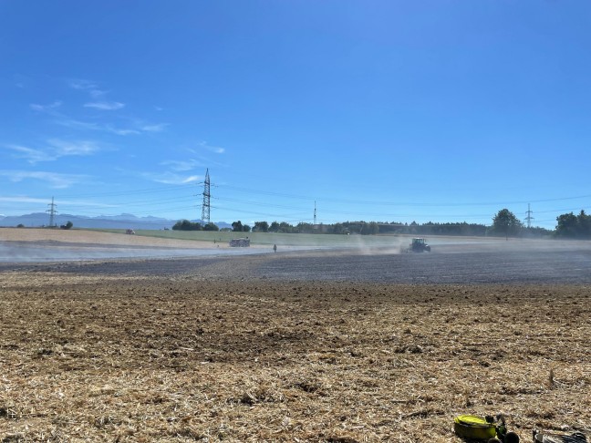 Drei Feuerwehren bei gr��erem Feldbrand in Steinerkirchen an der Traun im Einsatz