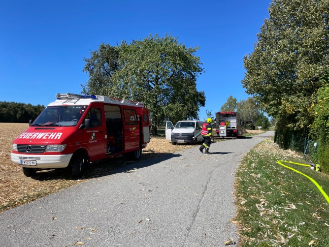 Drei Feuerwehren bei gr��erem Feldbrand in Steinerkirchen an der Traun im Einsatz