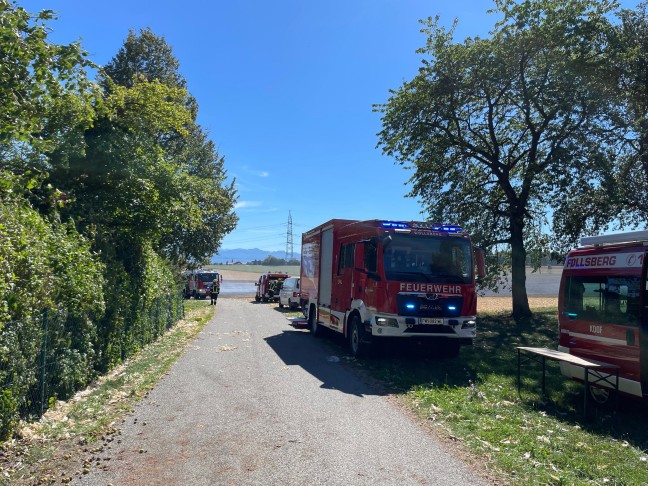 Drei Feuerwehren bei gr��erem Feldbrand in Steinerkirchen an der Traun im Einsatz