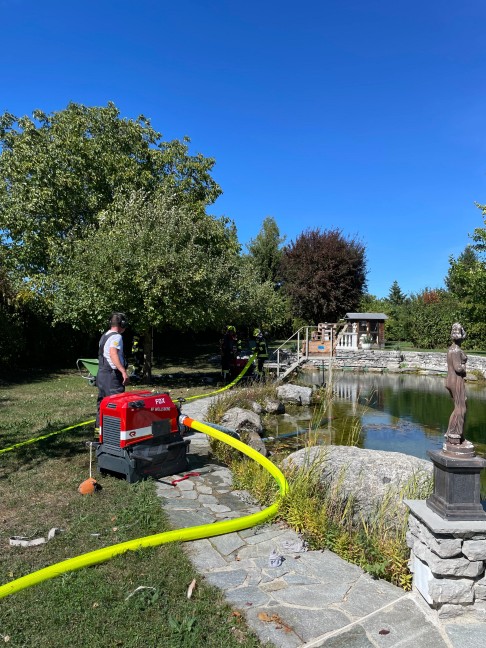 Drei Feuerwehren bei gr��erem Feldbrand in Steinerkirchen an der Traun im Einsatz