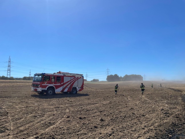 Drei Feuerwehren bei gr��erem Feldbrand in Steinerkirchen an der Traun im Einsatz