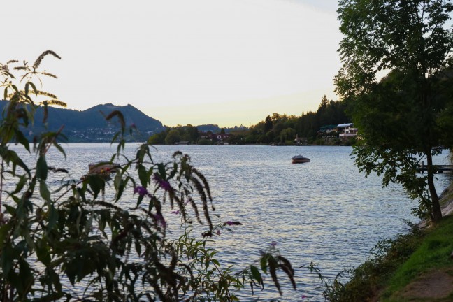 Traunsee: Feuerwehr und Wasserrettung bei Suche nach abg�ngigen Schwimmern in Gmunden im Einsatz