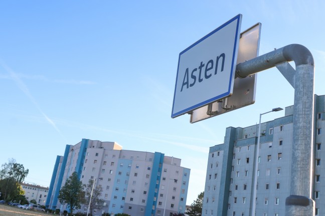Drei Feuerwehren zu Brand in einer Wohnanlage in Asten alarmiert