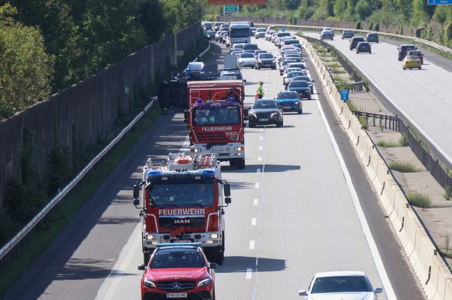 Wohnmobil umgest�rzt: Schwerer Verkehrsunfall auf Welser Autobahn bei Wels-Puchberg