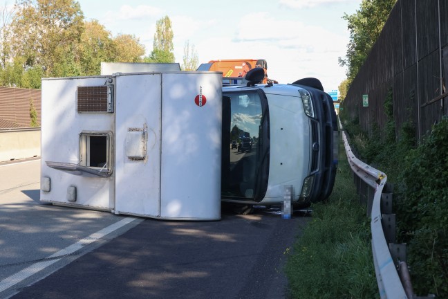 Wohnmobil umgest�rzt: Schwerer Verkehrsunfall auf Welser Autobahn bei Wels-Puchberg