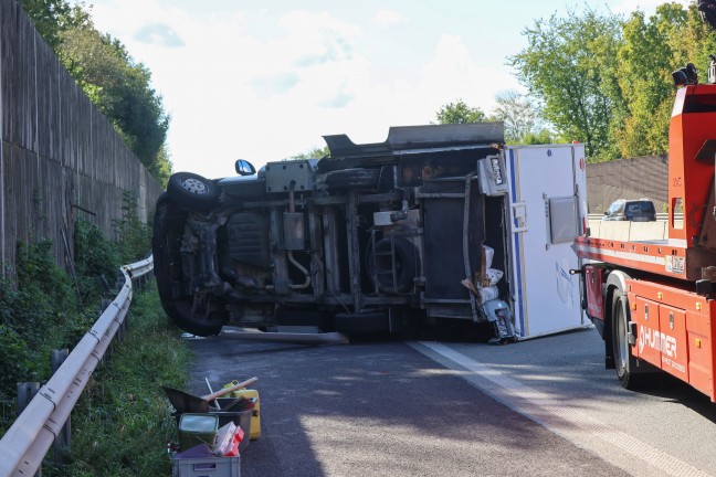 Wohnmobil umgest�rzt: Schwerer Verkehrsunfall auf Welser Autobahn bei Wels-Puchberg