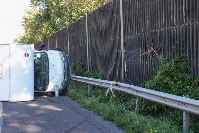 Wohnmobil umgest�rzt: Schwerer Verkehrsunfall auf Welser Autobahn bei Wels-Puchberg