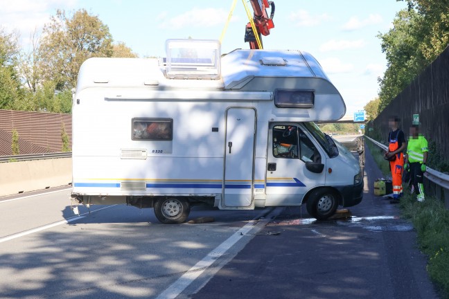 Wohnmobil umgest�rzt: Schwerer Verkehrsunfall auf Welser Autobahn bei Wels-Puchberg