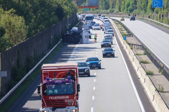 Wohnmobil umgest�rzt: Schwerer Verkehrsunfall auf Welser Autobahn bei Wels-Puchberg