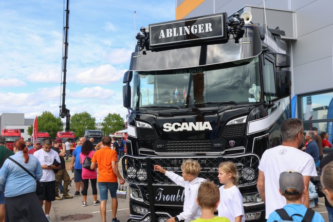 150 beeindruckende Showtrucks: Truck Event Austria mit Lichtershow bei Abendd�mmerung in Gunskirchen