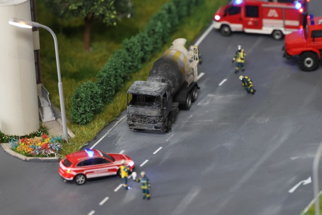 150 beeindruckende Showtrucks: Truck Event Austria mit Lichtershow bei Abendd�mmerung in Gunskirchen