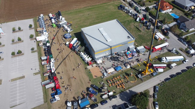 150 beeindruckende Showtrucks: Truck Event Austria mit Lichtershow bei Abendd�mmerung in Gunskirchen