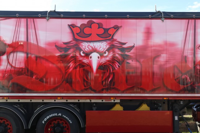 150 beeindruckende Showtrucks: Truck Event Austria mit Lichtershow bei Abendd�mmerung in Gunskirchen