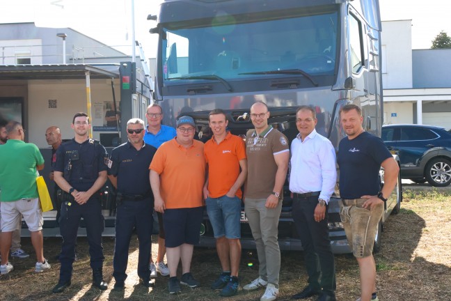 150 beeindruckende Showtrucks: Truck Event Austria mit Lichtershow bei Abendd�mmerung in Gunskirchen