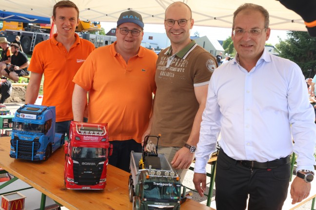 150 beeindruckende Showtrucks: Truck Event Austria mit Lichtershow bei Abendd�mmerung in Gunskirchen