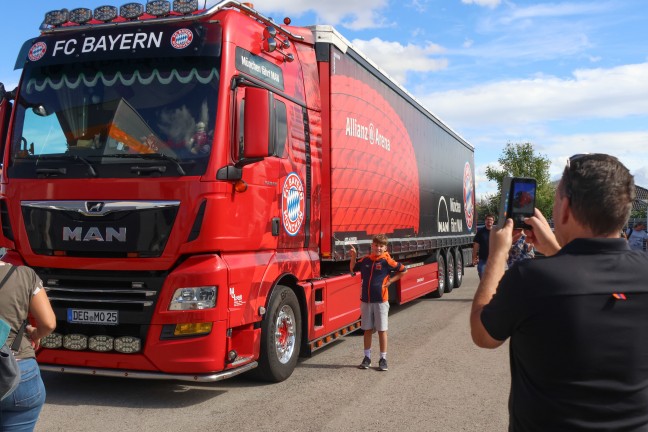150 beeindruckende Showtrucks: Truck Event Austria mit Lichtershow bei Abendd�mmerung in Gunskirchen