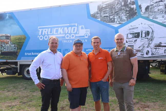 150 beeindruckende Showtrucks: Truck Event Austria mit Lichtershow bei Abendd�mmerung in Gunskirchen