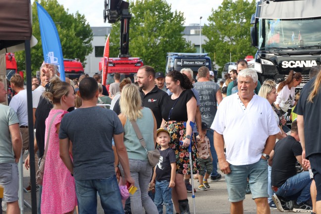 150 beeindruckende Showtrucks: Truck Event Austria mit Lichtershow bei Abendd�mmerung in Gunskirchen