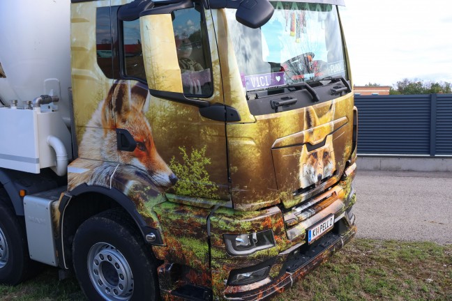 150 beeindruckende Showtrucks: Truck Event Austria mit Lichtershow bei Abendd�mmerung in Gunskirchen