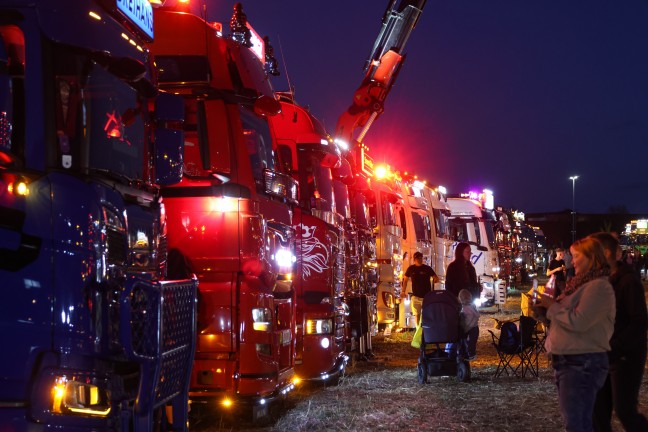 150 beeindruckende Showtrucks: Truck Event Austria mit Lichtershow bei Abendd�mmerung in Gunskirchen