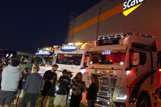 150 beeindruckende Showtrucks: Truck Event Austria mit Lichtershow bei Abendd�mmerung in Gunskirchen