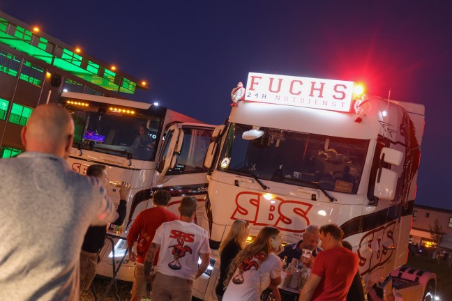 150 beeindruckende Showtrucks: Truck Event Austria mit Lichtershow bei Abendd�mmerung in Gunskirchen