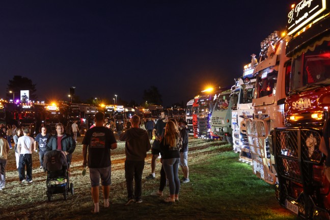 150 beeindruckende Showtrucks: Truck Event Austria mit Lichtershow bei Abendd�mmerung in Gunskirchen