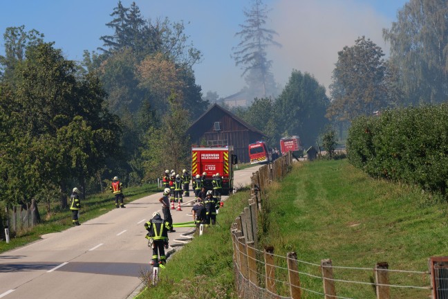 Sieben Feuerwehren bei Brand eines Holzsto�es in Buchkirchen im Einsatz