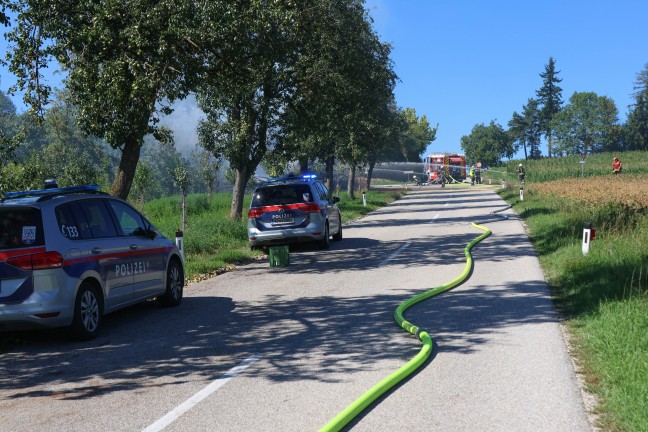 Sieben Feuerwehren bei Brand eines Holzsto�es in Buchkirchen im Einsatz