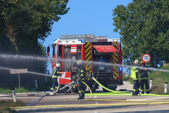 Sieben Feuerwehren bei Brand eines Holzsto�es in Buchkirchen im Einsatz