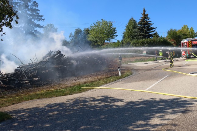 Sieben Feuerwehren bei Brand eines Holzsto�es in Buchkirchen im Einsatz