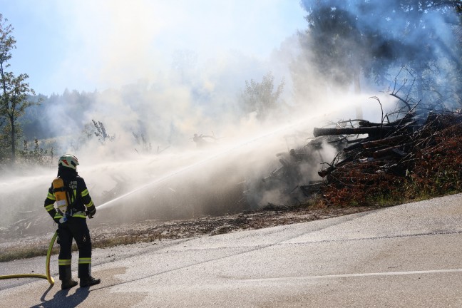 Sieben Feuerwehren bei Brand eines Holzsto�es in Buchkirchen im Einsatz