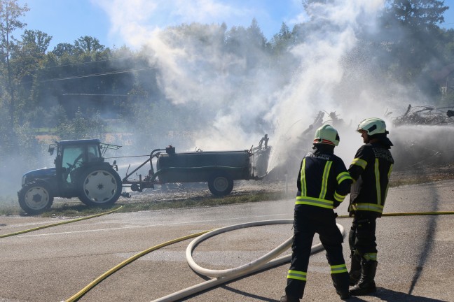 Sieben Feuerwehren bei Brand eines Holzsto�es in Buchkirchen im Einsatz