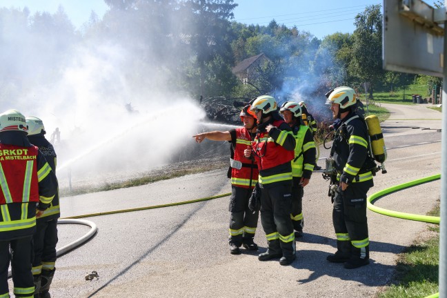 Sieben Feuerwehren bei Brand eines Holzsto�es in Buchkirchen im Einsatz