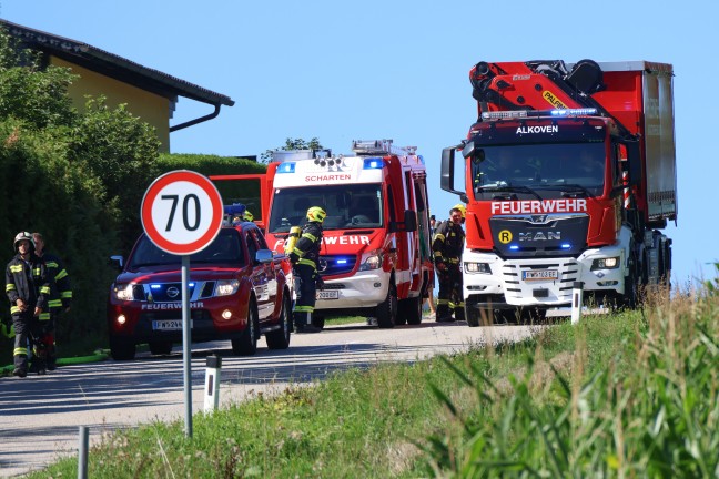 Sieben Feuerwehren bei Brand eines Holzsto�es in Buchkirchen im Einsatz